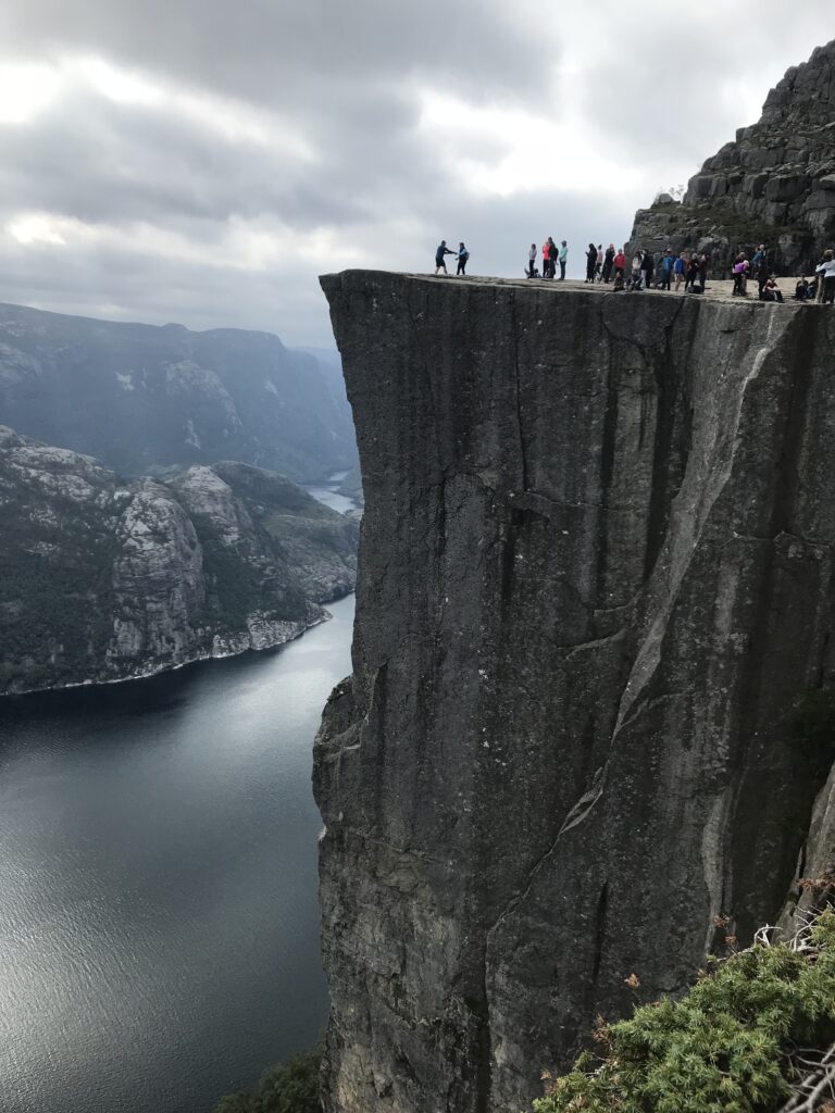 ノルウェーのフォーサンドにある断崖「プレーケストーレン(演説台)」でポーズをとる観光客。この高原へのハイキングコースは、混雑しすぎて危険なため、何度か閉鎖されたことがある(2018年9月、撮影:ヨハン・エデルヘイム教授)
